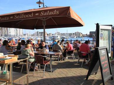 Restaurant am Hafen von Eastbourne, Englisch Sprachreisen für Erwachsene