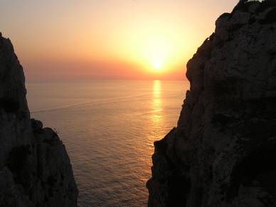 Sonnenuntergang hinter der Felsküste Sardiniens, Italienisch Sprachreisen für Erwachsene