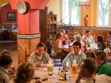 Abendessen in der Residenz, Spanisch Sprachreisen für Erwachsene Málaga