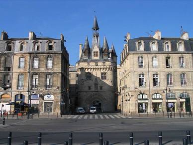 Stadttor Porte Cailhau in Bordeaux, Französisch Sprachreisen für Erwachsene