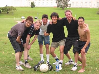 Sprachkursteilnehmer beim Fußball spielen, Englisch Sprachschule Auckland
